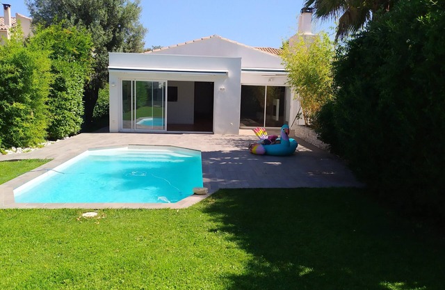 Single-storey family home with swimming pool - 5 mins from beach by car