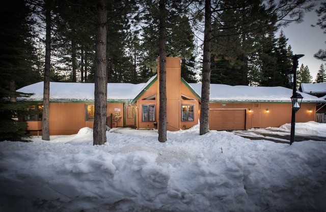 Single Story home in Incline Village w/game room, close to skiing!