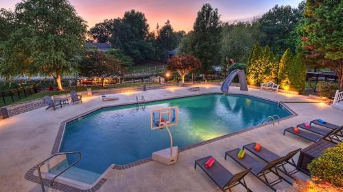 Sip Sip Away by AvantStay Pool Hot Tub