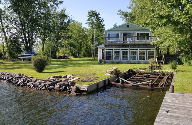 Sits on edge of Oneida River, great swimming an fishing in river and Oneida lake