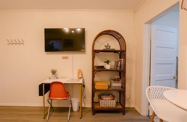 Situated in a Gold Hill neighborhood that offers the convenience of I-5 access and the beauty of Rogue River views. A perfect, quick stopover point.