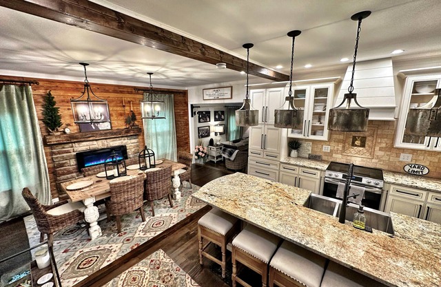Six Keys: Full house sleeps 7. Bourbon farmhouse style!