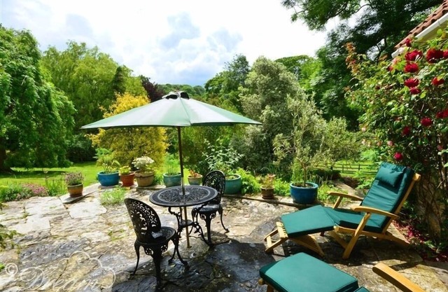 SIXPENNY COTTAGE, family friendly, with a garden in Upwey