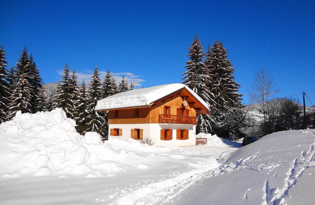 Ski Chalet with sauna, jacuzzi near ski lifts, in tranquil location near Megeve