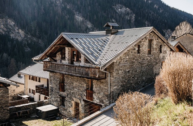 Ski chalet with mountain view. Shuttle stop at 15mtr, 8min from slopes – PAX 14