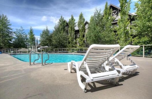 Ski-in/out apartment | Complex pool, hot tub & gym