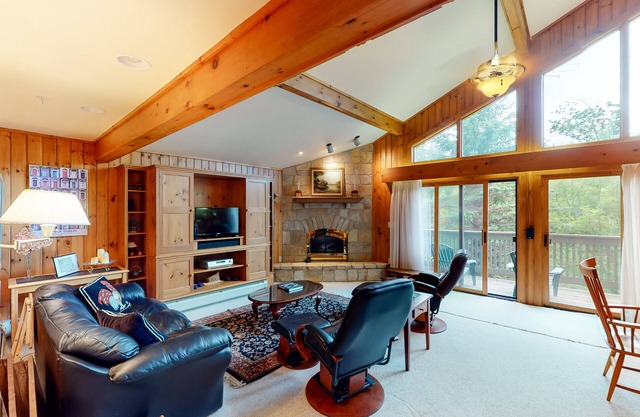 Ski-in/out family home w/shared pool/Ping-pong/balcony/free WiFi/fireplace