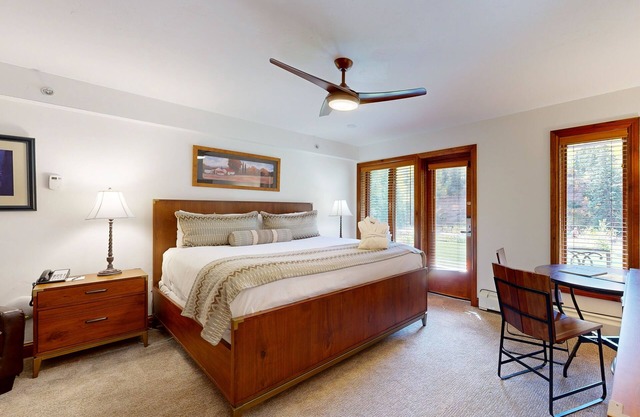Ski-in/out, mountain view studio w/high-speed WiFi & shared pool, hot tubs, W/D