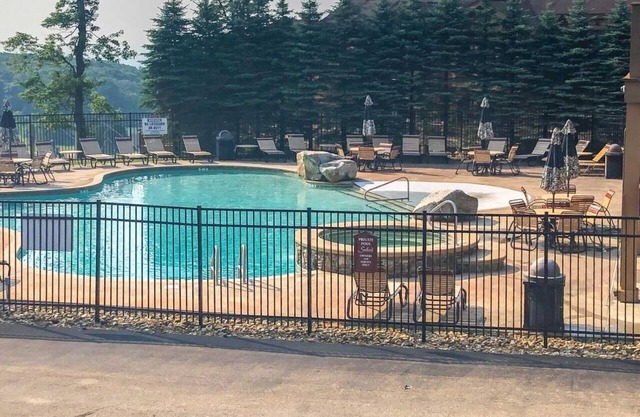 SKI in/out on the SOUTHWIND TRAIL, HOT TUB.- best location in Seven Springs