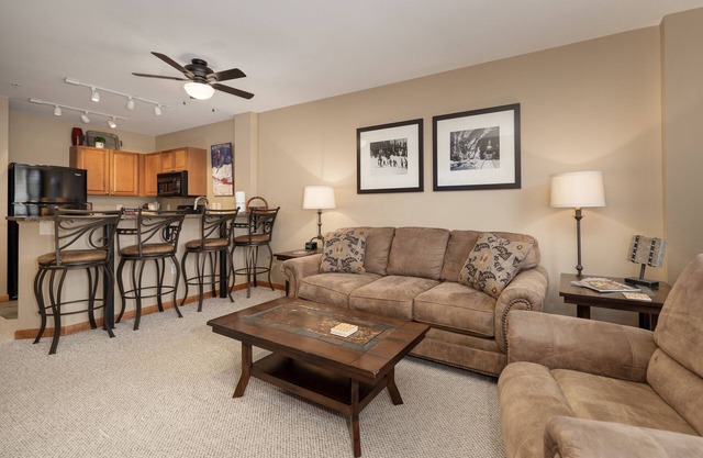 Ski In/Out -Winter Park - Steps to Gondola - Hot Tubs - Lockers - Sleeps 4