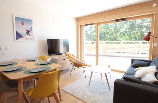 Ski-In/Ski-Out 3BR Apartment for 6, Terrace, Parking, Near Center, Wi-Fi, Washer/Dryer