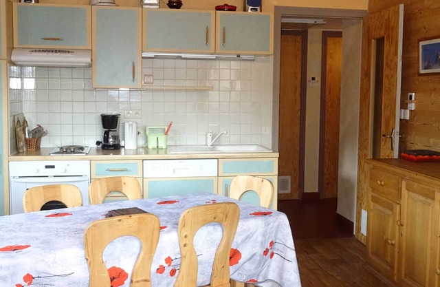 Ski-in/Ski-out 3-Room Apt for 6 - Garage, Near Shops, Stunning Views