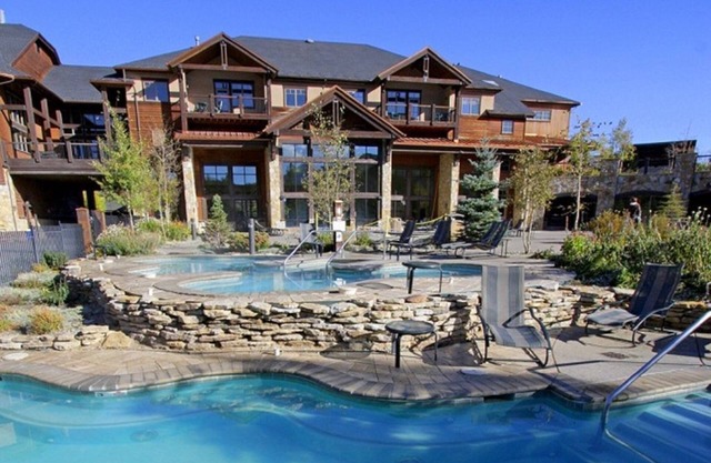 Ski-In/Ski-Out 5 Star Luxury Studio - 400 sq ft, sleeps 4, 1 heated parking
