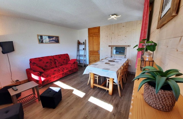 Ski-in/ski-out apartment for 8, Les Menuires, pets allowed