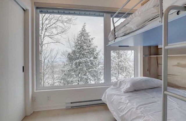 SKI-IN/SKI-OUT - Bromont - 2 bedroom condo on 2 floors - on the ski slope!