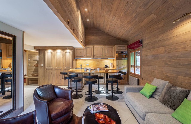 Ski-In/Ski-Out Duplex with Pool, Spa, and Fireplace in Méribel Village