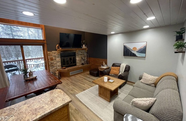Ski-In/Ski-Out lodge near hiking/golf, restaurants, Lake Superior and sleeps 8.