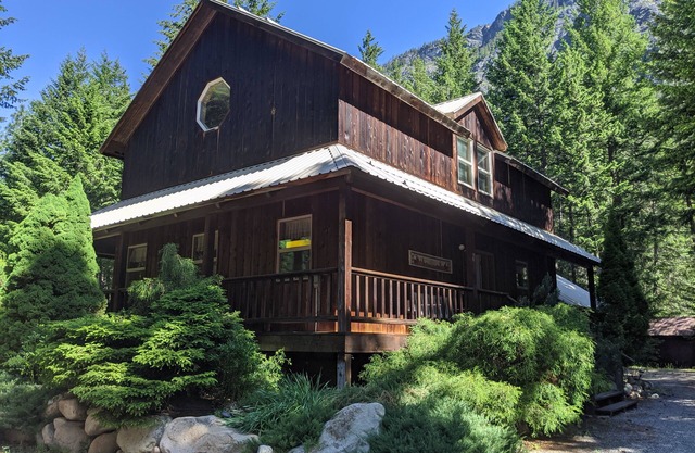 Ski-In Ski-out, near Mazama Store and trail system!