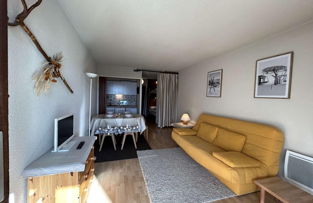 Ski-In/Ski-Out Studio for 4 with Mountain Views, Balcony, and Parking