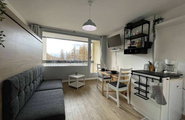Ski-In/Ski-Out Studio with Balcony, Sleeps 4 - Modern Amenities
