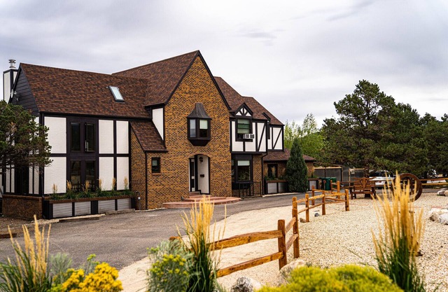 Ski Lodge: Ski Rental near Monarch Mountain. Ideal for large groups, bachelor parties, corporate retreats