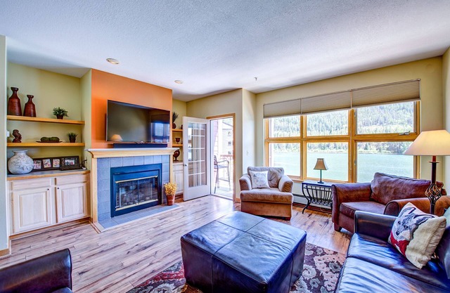 Ski mountain & Lake Views -Resort Shuttle, Keystone Convention Center - 2 BR