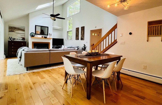 Ski & Stay: 5 bedroom w/ hot tub 10 min to Mohawk Mountain