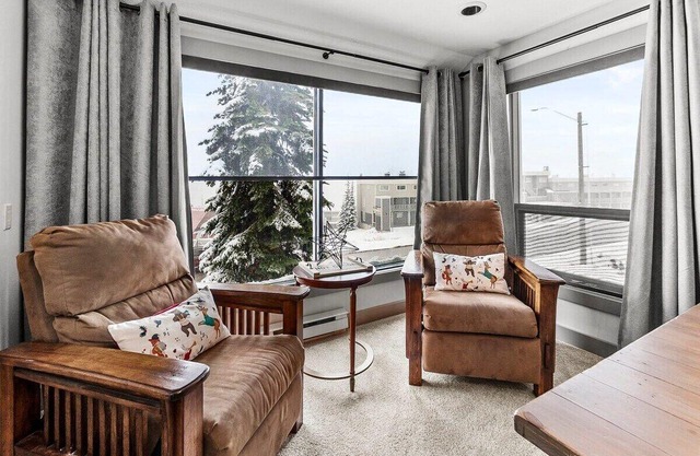 Skiers' Doorstep | Priv. Hot Tub & Ski In/Ski Out