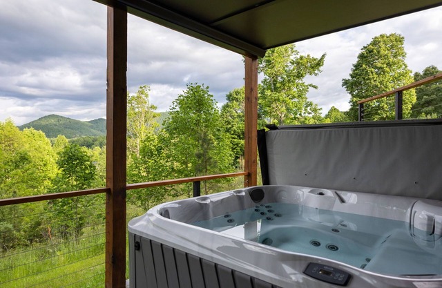 Skip’s Hideaway is a 4BR/3.5BA retreat for 10 in the North Georgia mountains. Enjoy fiery fall views, a private hot tub, gas fireplace, game room, and fenced yard for dogs. Perfect for cozy nights, family fun, and leaf-filled adventures.
