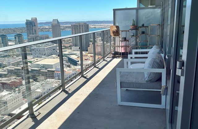 Sky-High Luxury Gaslamp Dream jaw drop Views, minutes from Petco Park, Gaslamp