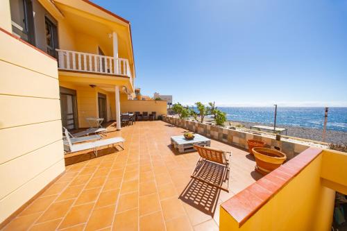 Sky & Sea, The House by the Beach