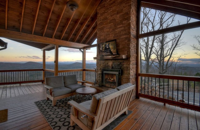 Skyfall - Stunning mountain views, cozy hot tub, comfy beds, game room, and more!