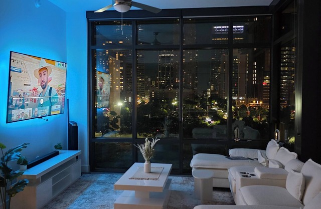 Skyline Bliss - Luxury Stay by Toyota Center