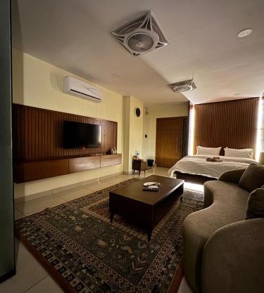 SkyLuxe Studio 2 with rooftop Pool & Self Check In