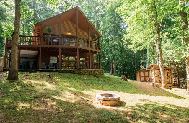 Skyridge Cabin | Beautiful Log Cabin with Fire Pit | Near Asheville
