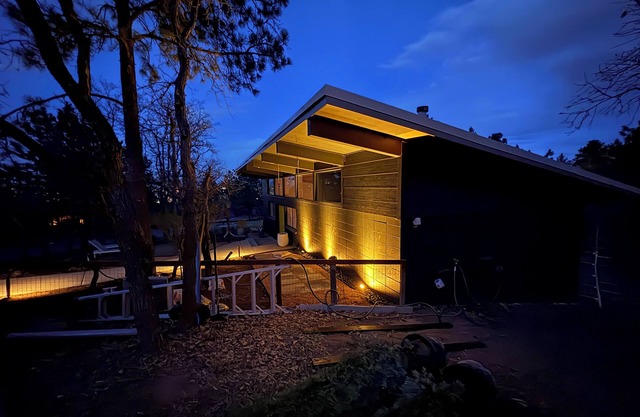 Skyway Retreat: Peaceful Secluded Mid-Century Guesthouse - Amazing Location!