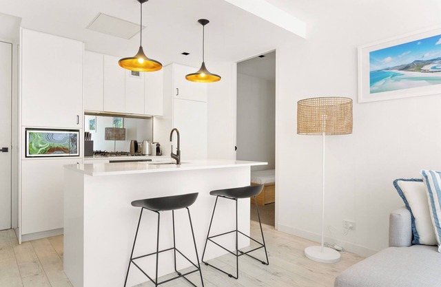 Sleek 2-Bed Apartment Metres to Beach