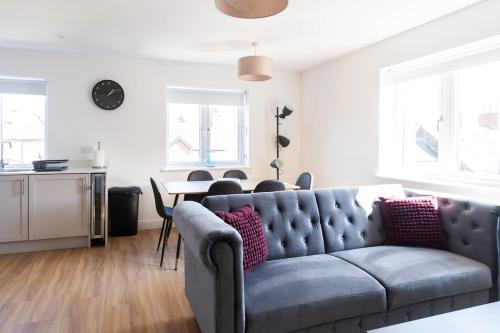 Sleek & Cozy 2BR Apartment for Your Stay # 3