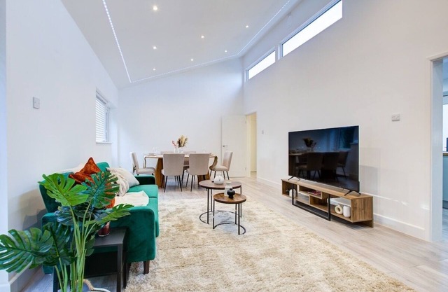 Sleek & Exquisite 3 Bedroom Home