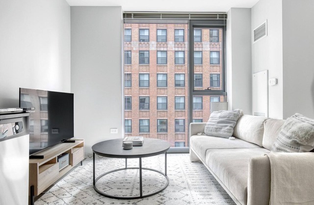 Sleek Loop Studio w/Pool, Gym & Lounge, near Riverwalk, by Blueground
