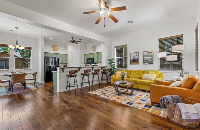 Sleek MidCentury Modern 2bd/2ba, Gas Fireplace- 5 min to Fall Festivals & Trails