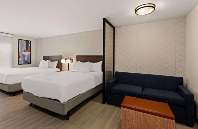 Sleek Suite for Guests Seeking Comfort Near Magnolia Market – Few Min