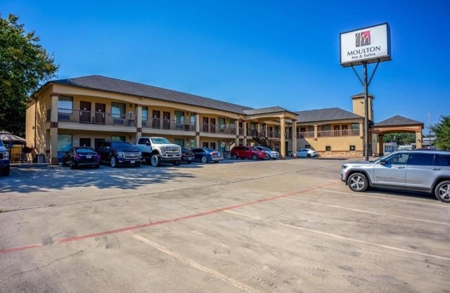 Sleek Unit Near Kloesel’s With Breakfast And Pet Friendly Options