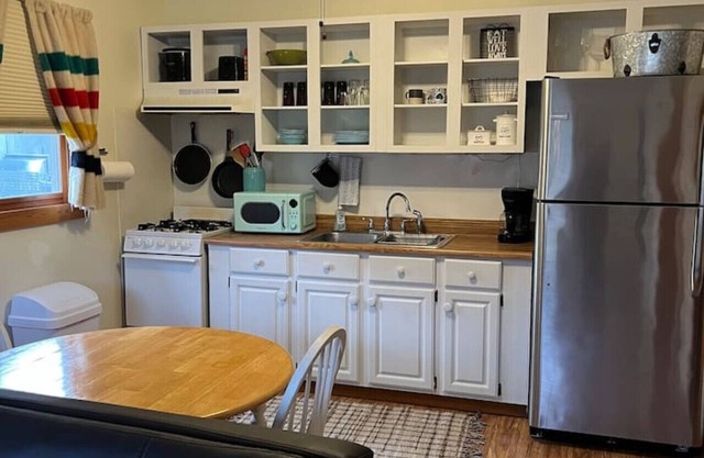 Sleeping Bear Riverside Cabins - Riverview apartment