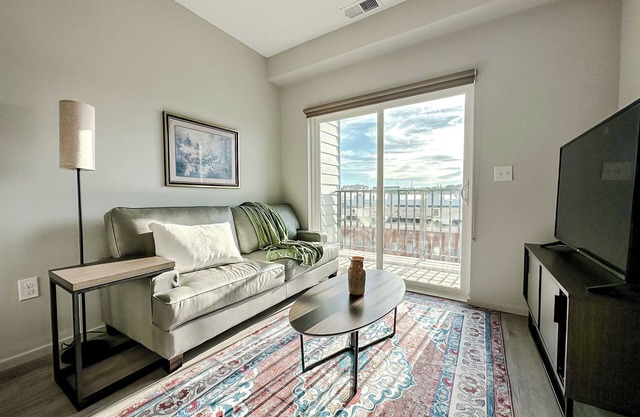 Sleepover: Hip 1BD/1BA + Gym - Downtown Omahan