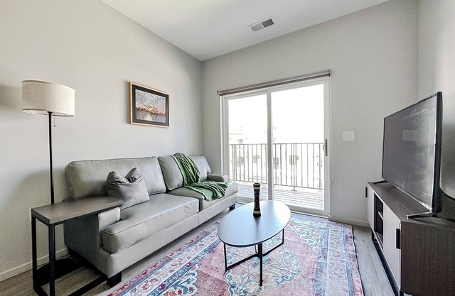Sleepover: Wonderful 1BD/1BA + Balcony - Downtown Omaha