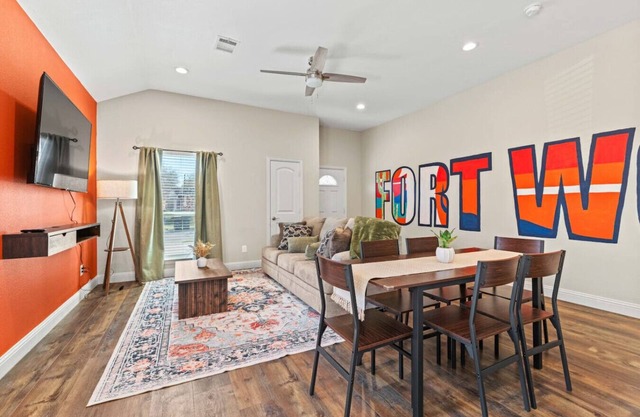 Sleeps 10+KingBed+Backyard+Stockyards+Free Parking