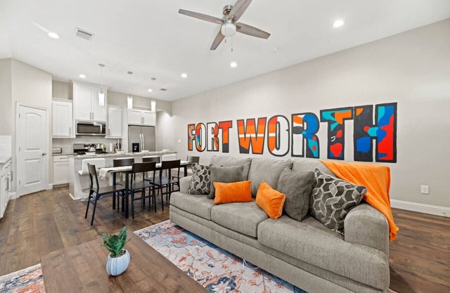 Sleeps 10+KingBed+Backyard+Stockyards+Free Parking