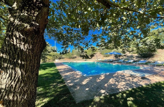 Sleeps 10. Sensational views surround exceptional villa/no neighbours. Wifi!