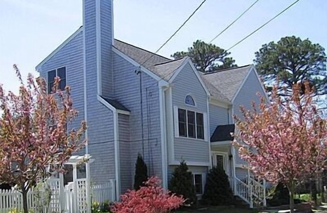 Sleeps 10+/Walk To Buck's Pond Lake! Close To Beach/Golf/Restaurants